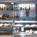 All�interno veniamo accolti dall�assonnato titolare alle prese con muffin e calde ciambelle esposte in una lunga vetrinetta
